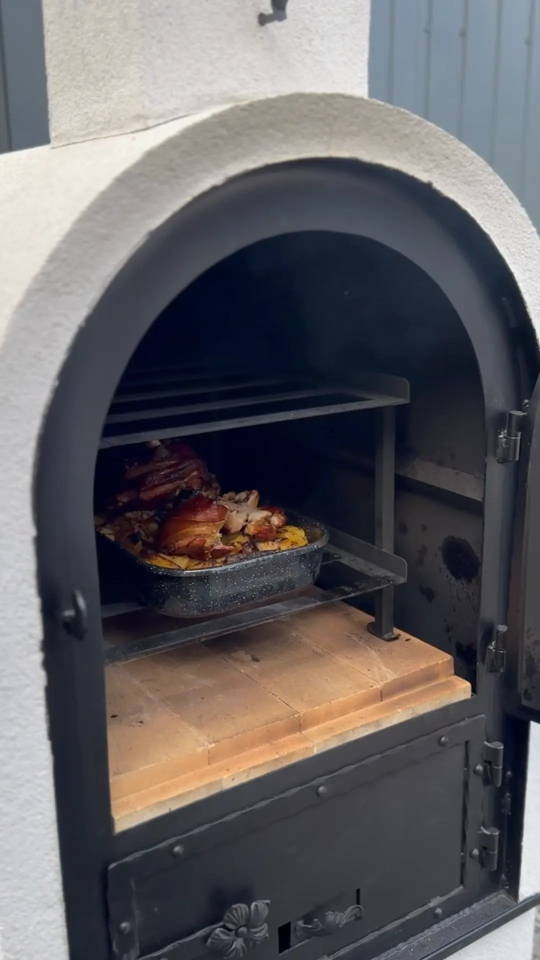 Parázs, füst és lassú kemencés sütés – így készül a BBQ oldalas és a csülök a GasztroKemencében. Karakteres ízek, szaftos húsok és az a hamisítatlan kemencés aroma, amitől minden falat külön élmény lesz. Tradíció és modern BBQ találkozása egy igazán látványos gasztroélményben.