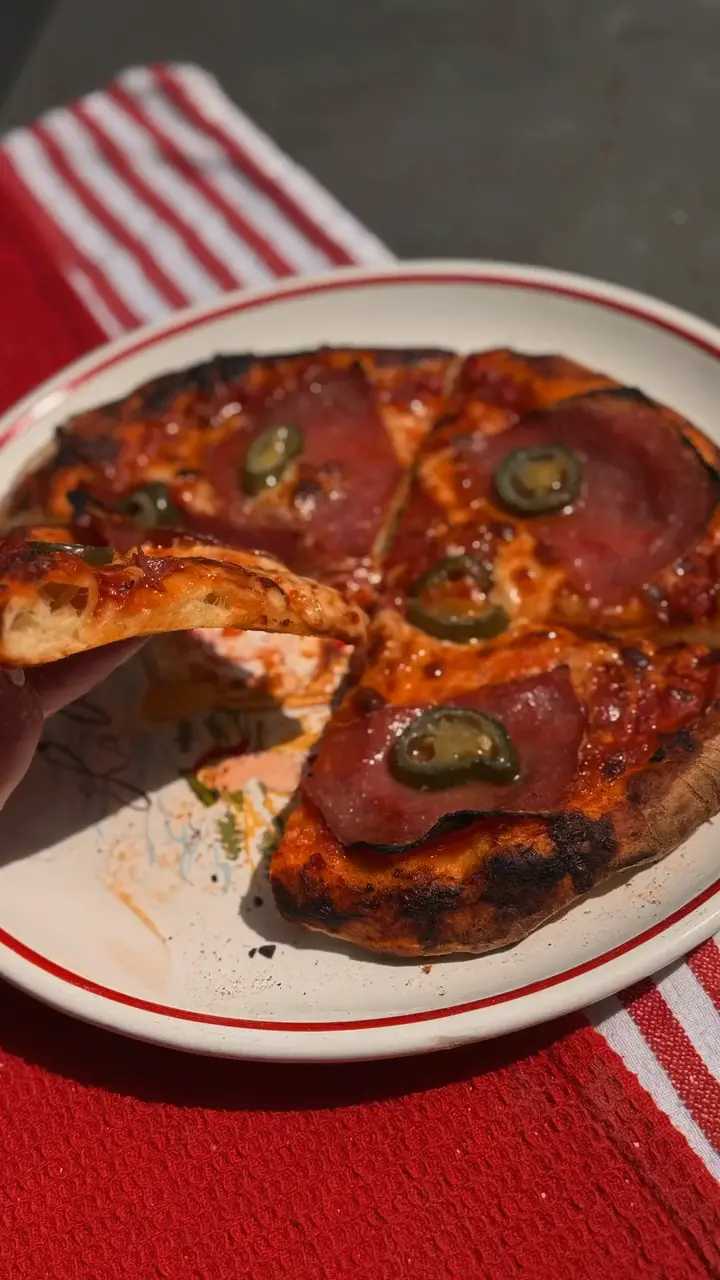 A tűz melege, a ropogós tészta és az olvadó sajt illata – így készül a pizza a GasztroKemencében. Valódi kemencés sütés, autentikus olasz hangulat és frissen készült ízek minden egyes szeletben. Látványos sütés, egyszerű alapanyagok és az a bizonyos íz, amit csak a kemence ad vissza.
