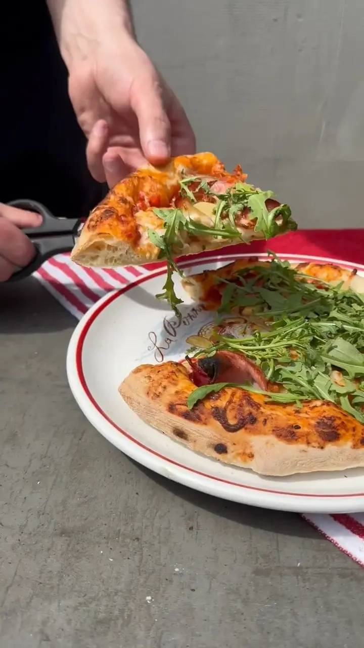 Mobilkemencében készült pizza, ahol a ropogós tészta és az autentikus olasz ízek találkoznak. Frissen sütve, valódi kemencés hangulattal – rendezvényekre, családi eseményekre és gasztroélményekhez. Olasz stílus, látványos sütés, felejthetetlen ízek.